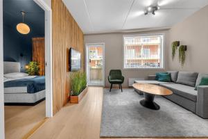 ein Wohnzimmer mit einem Sofa und einem Bett in der Unterkunft Arctic Homes - Home Living in Tromsø