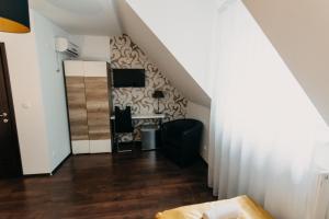 um quarto com uma escada com um espelho em Palma Superior em Szeged