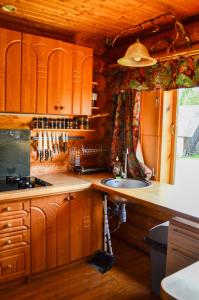 una cocina con armarios de madera y fregadero en Luha Talu, 