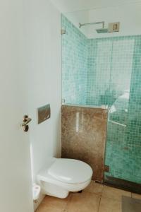 een badkamer met een toilet en een glazen douche bij Edition Albufeira / Stargazing terrace + Pool in Albufeira