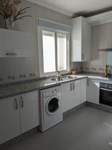 cocina con lavadora y fregadero en CasaBaena Rafi en Baena