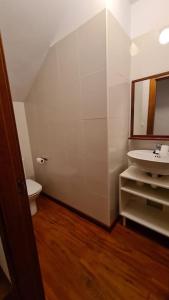 ein weißes Badezimmer mit Waschbecken und Toilette in der Unterkunft Preciosa casa con jardín en Nueva de Llanes in Nueva de Llanes