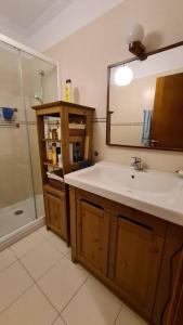 ein Badezimmer mit Waschbecken, Spiegel und Dusche in der Unterkunft Preciosa casa con jardín en Nueva de Llanes in Nueva de Llanes