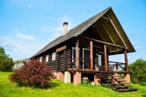 RebasteLuha Talu的茅草屋顶小木屋