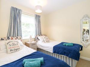 1 Schlafzimmer mit 2 Betten und einem Spiegel in der Unterkunft The Cranny in Norwich