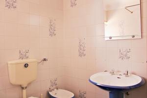 a bathroom with a toilet and a sink at Villa do Sol in Carcavelos