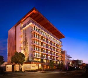 un edificio con un árbol de Navidad a su lado en Nobu Hotel Palo Alto en Palo Alto