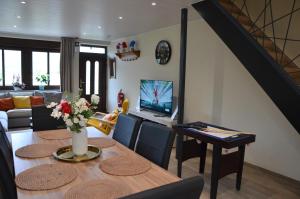 sala de estar con mesa de comedor y sofá en Le Panorama, en La-Roche-en-Ardenne