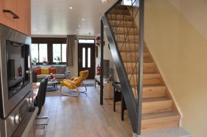 - un salon avec un escalier dans une maison dans l'établissement Le Panorama, à La-Roche-en-Ardenne