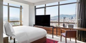 Televízia a/alebo spoločenská miestnosť v ubytovaní Nobu Hotel Barcelona