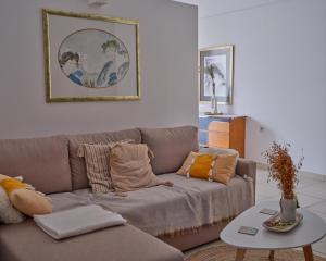 een woonkamer met een bank en een tafel bij comfort apartment in Tripolis