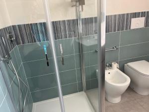 een badkamer met een douche, een toilet en een wastafel bij Profumo di Mare new 2023 in Alcamo Marina