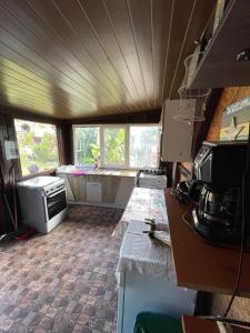 uma vista interior de uma cozinha num trailer em Karol em Eforie Sud