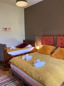 聖艾蒂安德拜戈里的住宿－Maison Graciateguy，两张床铺,上面有毛巾