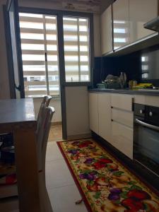Kuchyň nebo kuchyňský kout v ubytování Bel Appartement à Mansbay