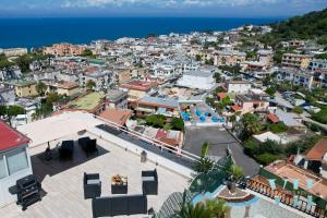 una vista aérea de una ciudad con el océano en Victory's Luxury House with Jacuzzi on the Roof, en Isquia