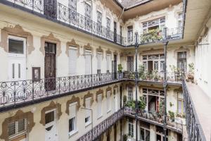 una imagen de un edificio con balcones y flores en Lovely studio in the heart of Budapest, en Budapest