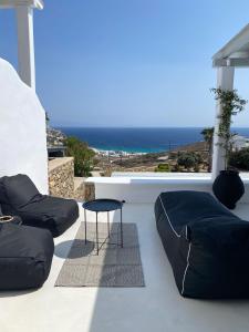 um pátio com dois sofás e uma mesa e o oceano em Villa Anna em Elia Beach