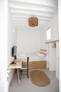 um quarto com uma cama e uma secretária com um computador em Mykonos down town em Míconos