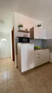 Kuchyňa alebo kuchynka v ubytovaní Apartmani Cesarec