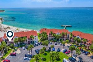 ナバーにあるSunset Harbor Palms 2-107の海の近くのリゾートの航空写真