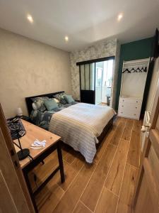 Una cama o camas en una habitación de CHÂTEAU DE FRANQUETOT & D Day Collins Museum