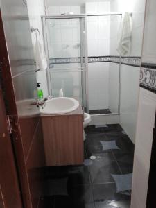 y baño con lavabo, ducha y aseo. en Moderno apartamento para huespedes, en Ipiales
