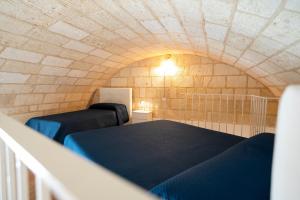 Habitación pequeña con cama en un túnel en Casa vacanza La Zagara en Mottola