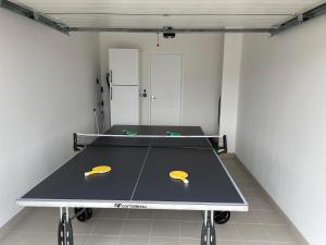Stolný tenis v ubytovaní La Mer Veille, maison neuve avec jardin alebo v jeho okolí