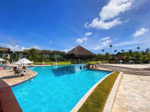嘎林海斯港的住宿－Beach Class Resort - Muro Alto Bangalô，度假村内带凉亭的大型游泳池