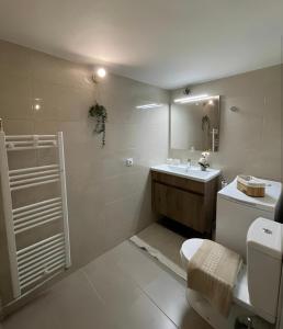 Koupelna v ubytování Athenian Dream Apartment-A Spacious Comfortable and Luxurious Apartment in a real Athenian neighborhood