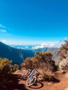 - un vélo assis au sommet d'une montagne dans l'établissement Le Chalet du Bourg, à Le Tampon