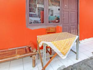 stół i ławka przed budynkiem w obiekcie SPOT ON 92539 Luqman Kostel Syariah w mieście Semarang