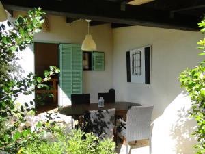 a dining room table and chairs in a yard at Finca Caballo Blanco in Montuiri