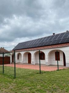 un edificio con paneles solares en su lateral en SZÍVES LAK, 