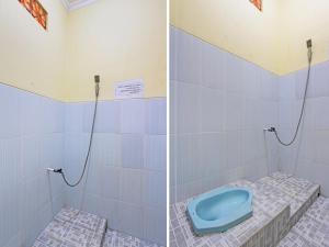 łazienka z niebieską toaletą w rogu w obiekcie SPOT ON 92539 Luqman Kostel Syariah w mieście Semarang