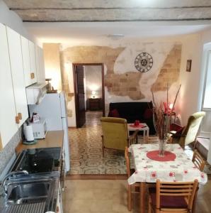 una cocina y una sala de estar con una mesa y una cocina y una habitación con en La casa di Cinzia en Pettorano sul Gizio