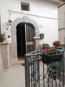una puerta a un edificio con una cesta de flores en La casa di Cinzia en Pettorano sul Gizio