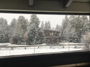 Gorgeous Jackson Hole Condo in Top location with Great Views and Private Deck with Barbeque! v zime