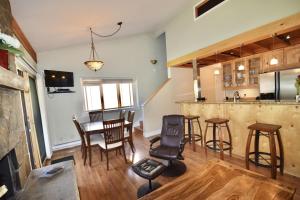Kuchyňa alebo kuchynka v ubytovaní Gorgeous Jackson Hole Condo in Top location with Great Views and Private Deck with Barbeque!