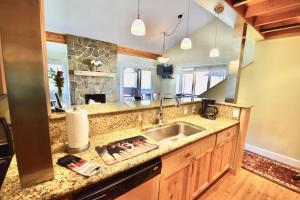 Kuchyňa alebo kuchynka v ubytovaní Gorgeous Jackson Hole Condo in Top location with Great Views and Private Deck with Barbeque!