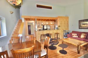 Posedenie v ubytovaní Gorgeous Jackson Hole Condo in Top location with Great Views and Private Deck with Barbeque!