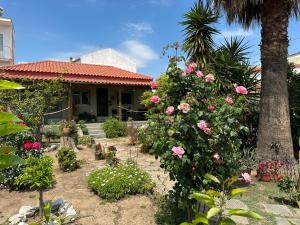 KrithariaにあるΛευκό γιασεμί - Νέες Παγασές Βόλοςの家の前にバラの咲く庭園