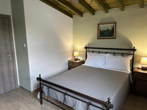 KrithariaにあるΛευκό γιασεμί - Νέες Παγασές Βόλοςのベッドルーム1室(白いシーツとランプ2つ付)