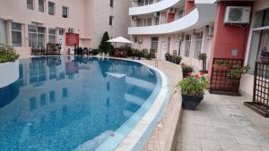 ein großes Schwimmbecken mitten in einem Gebäude in der Unterkunft Бутикови Студиа БРИТА in Kranewo