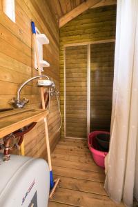 a small bathroom with a tub in a wooden house at Cozy and unassuming cabin with fantastic views in Ørnes