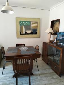 ein Esszimmer mit einem Holztisch und Stühlen in der Unterkunft Apartamento T2 in Vila Praia de Âncora
