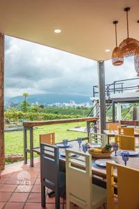 comedor con mesa y sillas con vistas en Raizes AXM I Casa Campestre I Armenia, Quindío, Colombia, en Armenia