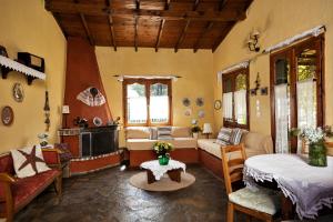 TV a/nebo společenská místnost v ubytování Villa Pigadi Nikiti beach vacation