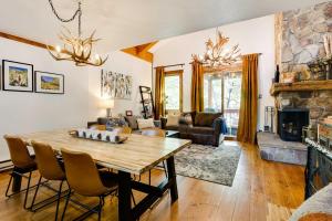 uma sala de estar com uma mesa e uma lareira em Elegant Vail Home - Walk to Booth Falls Trail em Vail